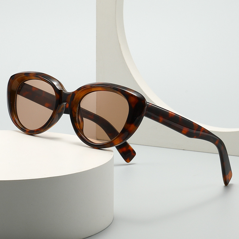 Street Fashion Photoshoot - Brand cat-eye sunglasses trendy fashion item